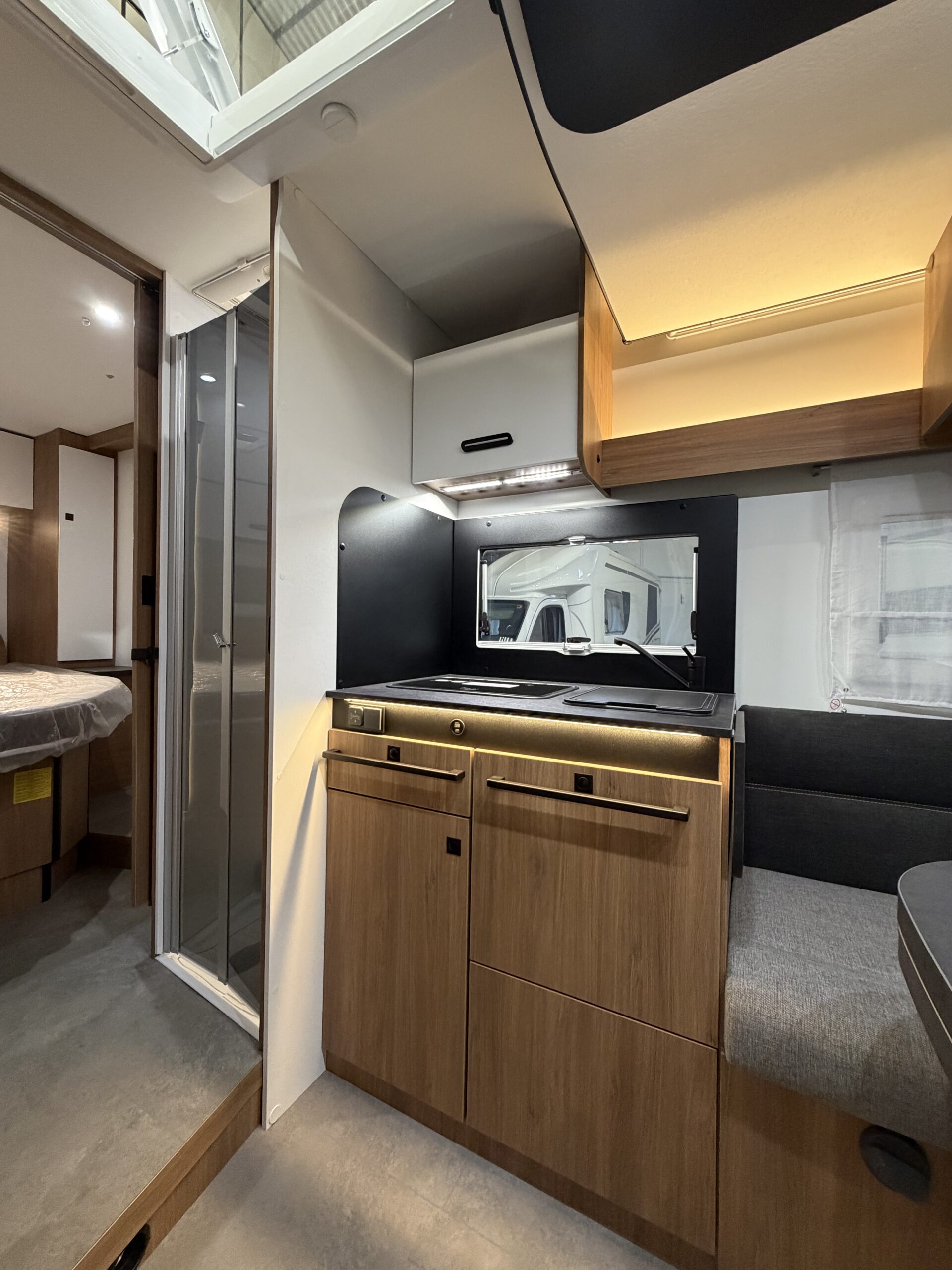 
								Challenger 318 Graphite Edition full									