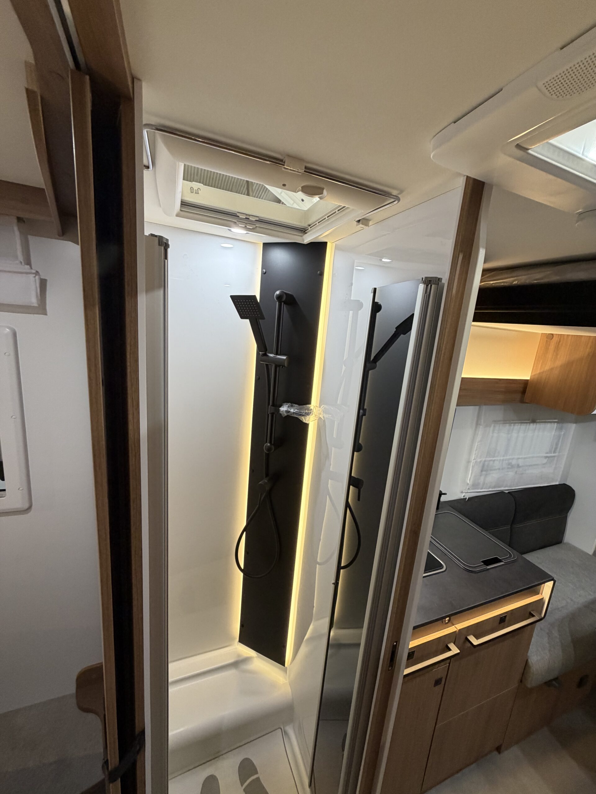 
								Challenger 318 Graphite Edition full									