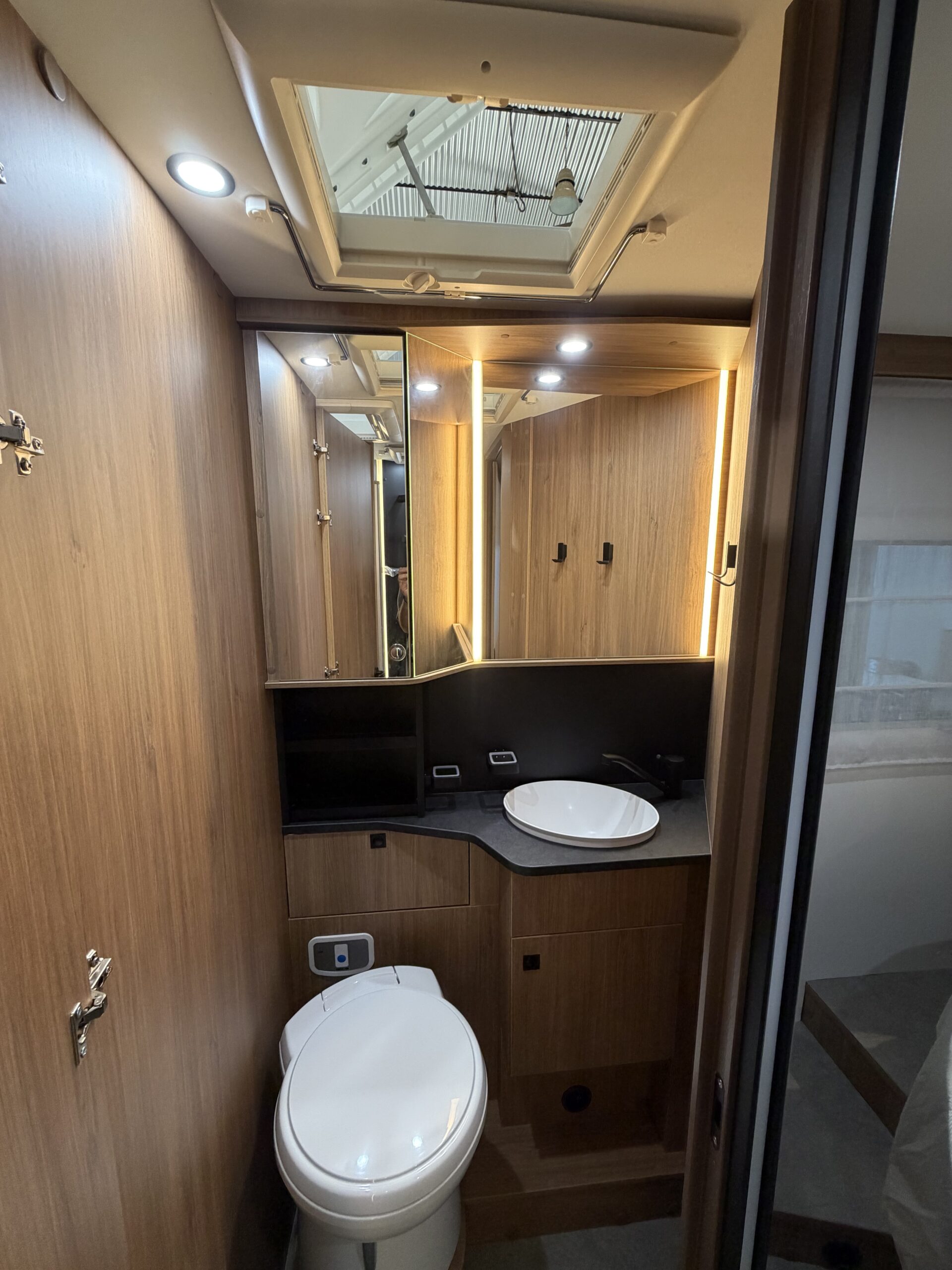 
								Challenger 318 Graphite Edition full									