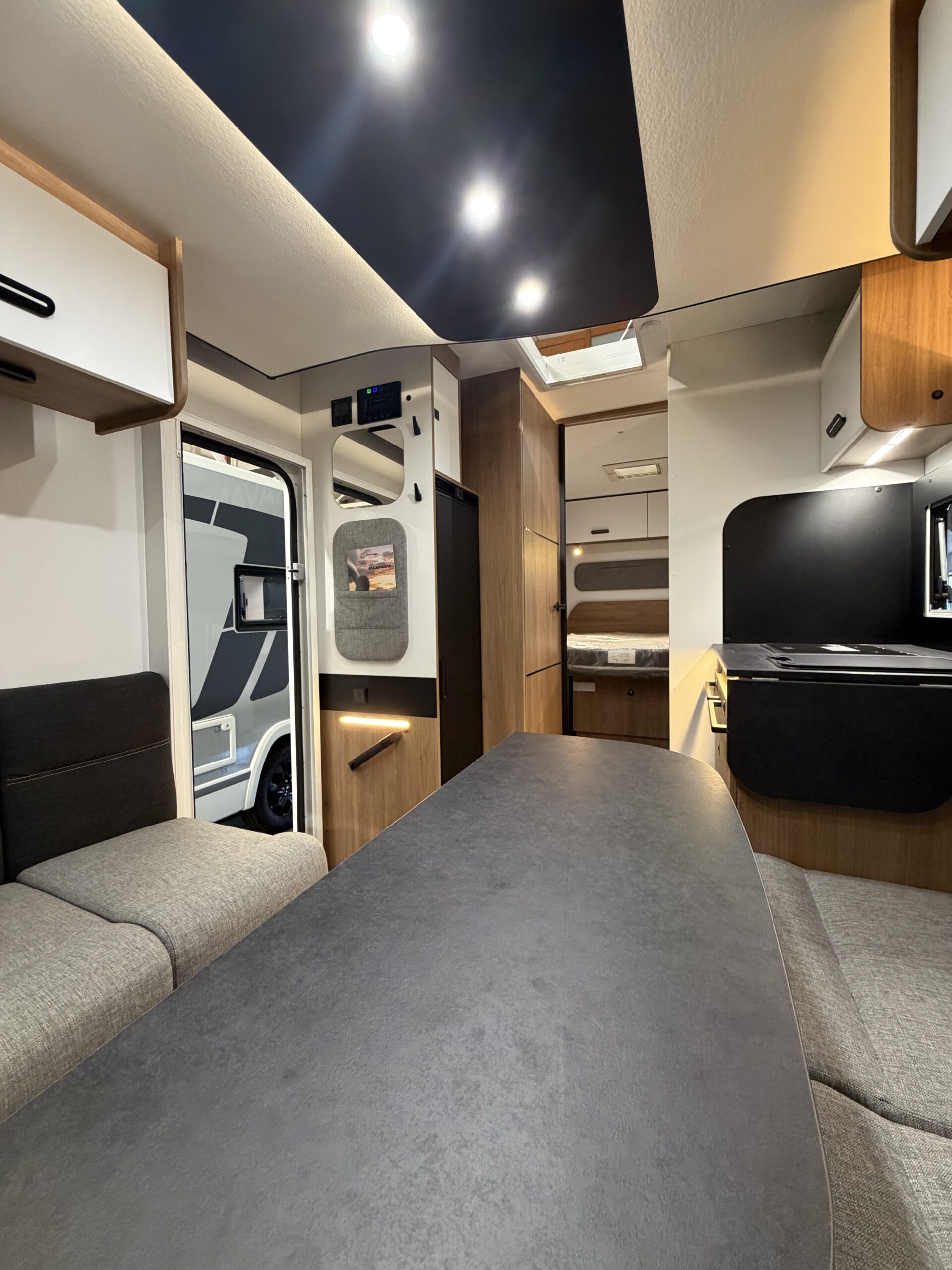 
								Challenger 318 Graphite Edition full									
