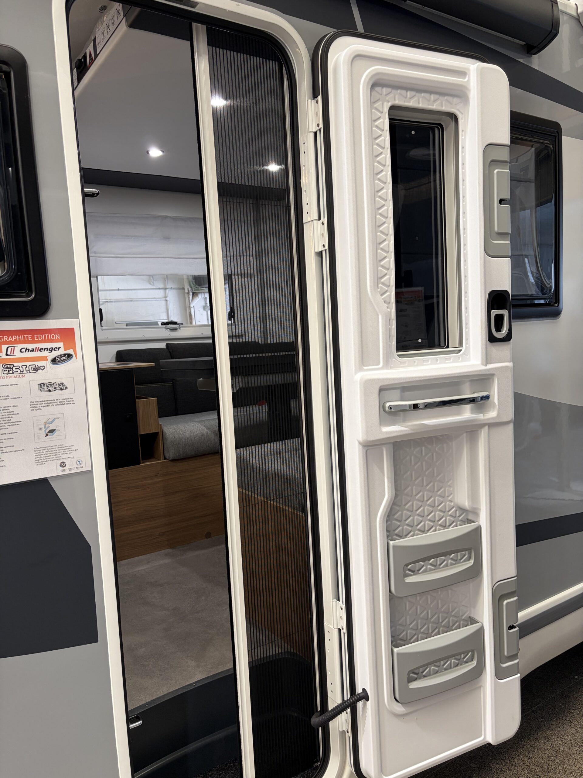 
								Challenger S294 Graphite Edition full									